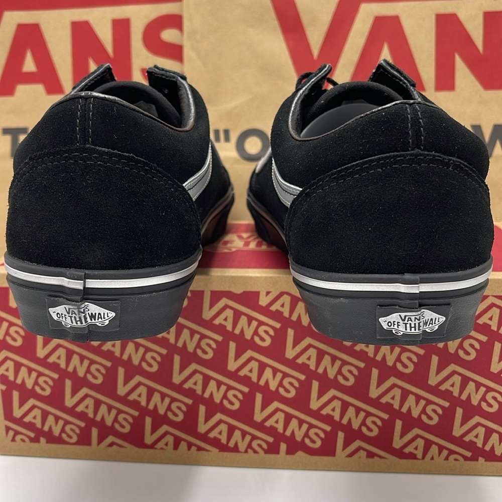 Vans Men’s Black and White Sneakers Old Skool
Metallic Black
VN000CTERMA - Picture 13 of 16